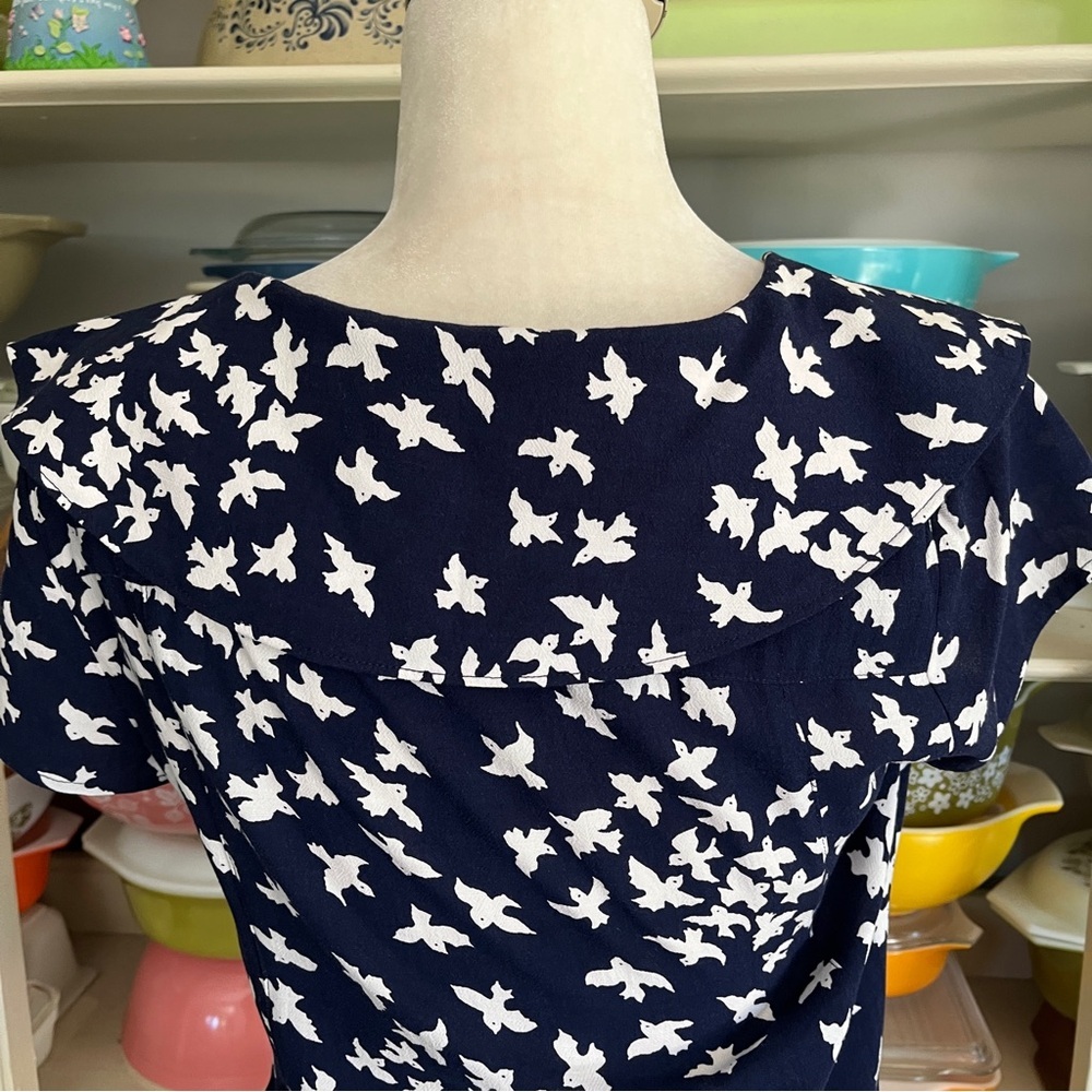 Anthropologie Maeve Austin Navy and White Bird Print Top - Size 0 - Picture 8 of 16